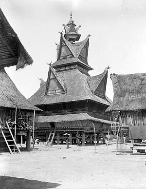 300px COLLECTIE TROPENMUSEUM Hoofdenhuis Baroes Djahe Karolanden TMnr 10017166 1