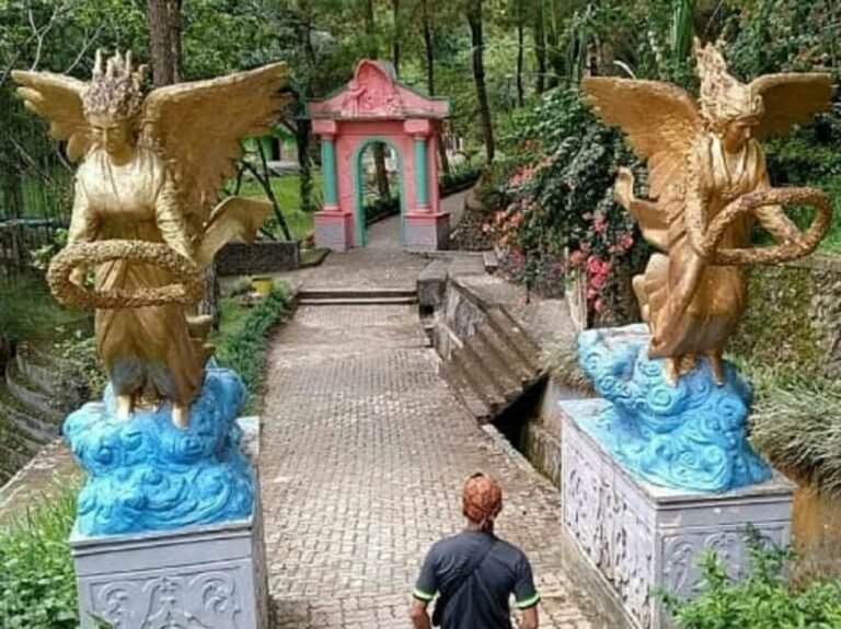 Berjalan santai pada jogging track menjelajahi Taman Wisata Iman Dairi Sumatera Utara rantonius tinambunan e1598245285297 1024x767 1 768x575 1