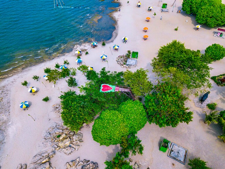 Geosite Simanindo Batak Museum – Batu Hoda – Stone Tombs5 768x576