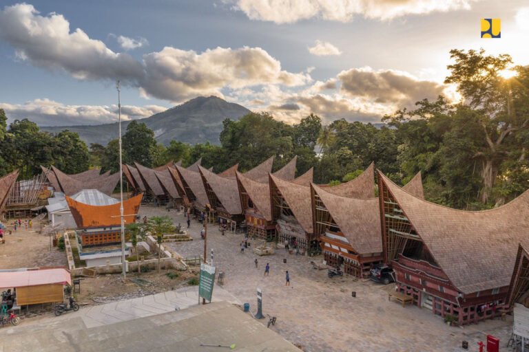 Kampung Ulos Huta Raja1 768x512