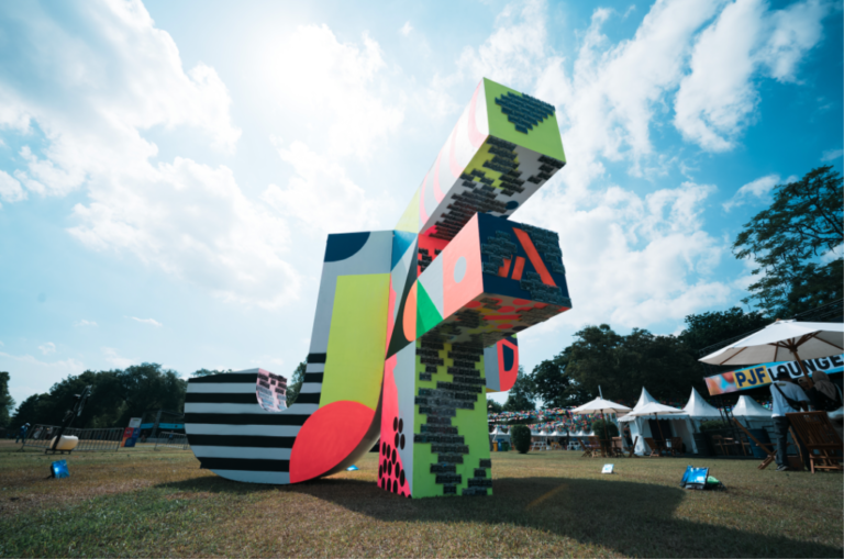 commission artist 1024x679 1 768x509