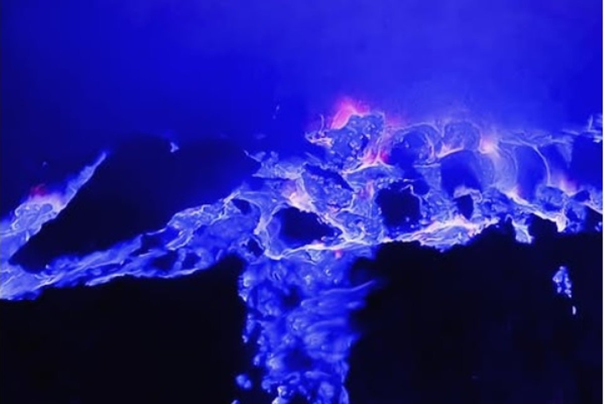 Fenomena Blue Fire Kawah Ijen