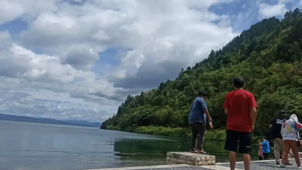 suasana pantai simanjuntak yang berada di desa meat 1024x576